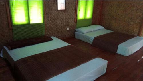Habitación con 2 camas y 2 ventanas. en Zabu camp, en Selong