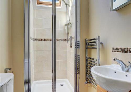 La salle de bains est pourvue d'une douche, d'un lavabo et d'une baignoire. dans l'établissement Cleeve, à Barnstaple