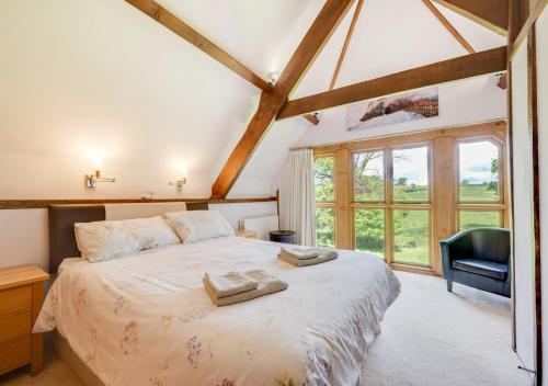 sypialnia z łóżkiem z dwoma ręcznikami w obiekcie Meadowside Barn w mieście Meshaw