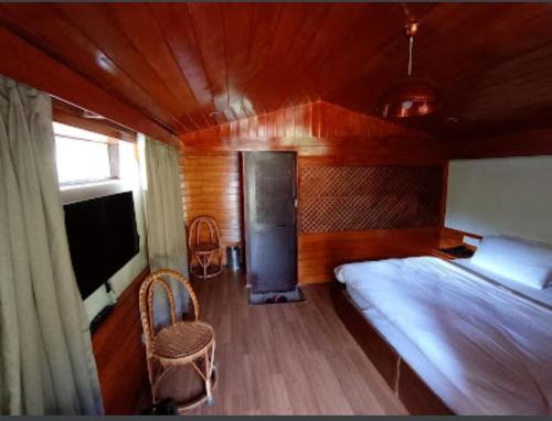 a bedroom with a bed and a tv in it at zoz 3p1 in Anantnāg