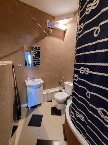 łazienka z toaletą i umywalką w obiekcie GuestHouse w Piasecznie