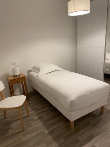 - une chambre avec un lit, une table et une chaise dans l'établissement DOMITYS LES TOURMALINES, à Carpentras