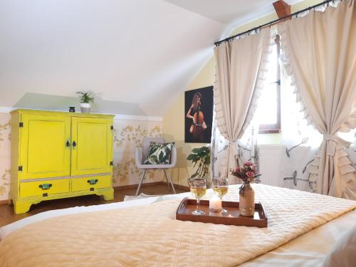 Prostor za sedenje u objektu Vintage and cozy room, free parking, shared house in the small quiet village