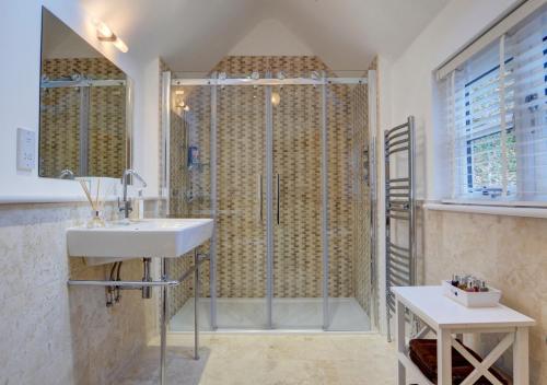 La salle de bains est pourvue d'une douche, d'un lavabo et d'un miroir. dans l'établissement Number 17, à Lynmouth