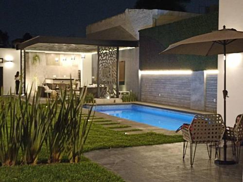 Bazén v ubytování Casa familiar con Alberca Privada Climatizada nebo v jeho okolí