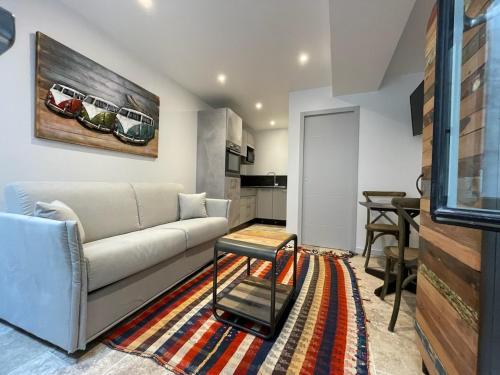 un salon avec un canapé et une table dans l'établissement Le St Louis 2 Joli Studio sur cour, à La Rochelle