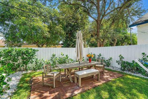 a table and chairs and an umbrella in a yard at Casita Delray in Delray Beach