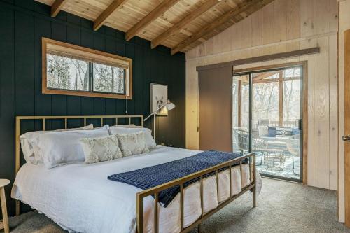 1 dormitorio con 1 cama en una habitación con paredes verdes en 1717 Lakeside Chalet by Sarah Bernard Vacation Rentals, en Innsbrook