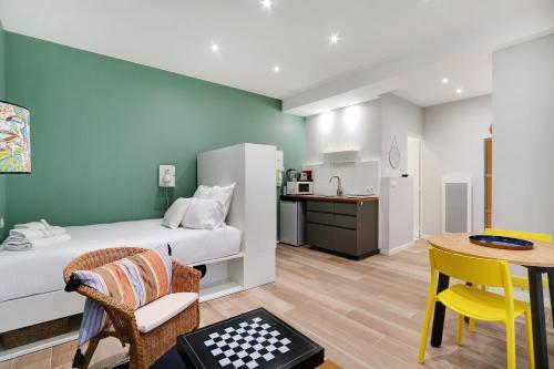 une chambre avec un lit et une table et une cuisine dans l'établissement Pick A Flat's Apartment near Eiffel Tower - Allée Marguerite Yourcenar, à Paris