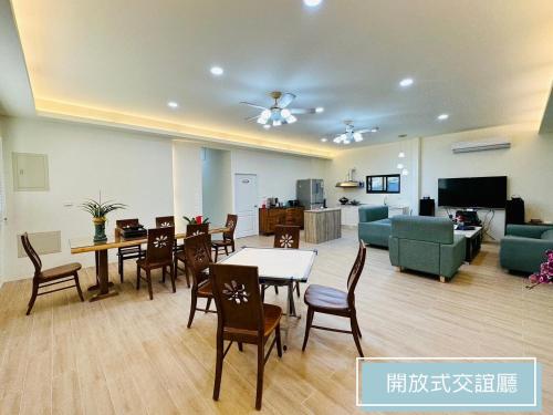 Tung-k'eng-ts'un的住宿－沐星園villa，客厅配有桌椅和沙发