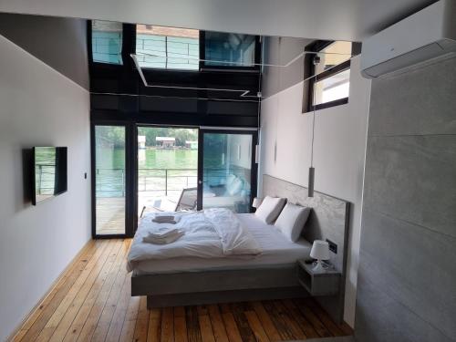1 dormitorio con 1 cama en una habitación con ventanas en Swan, en Belgrado