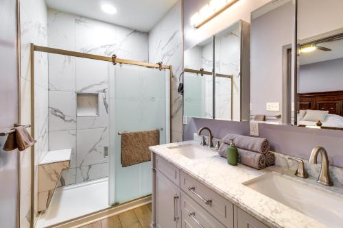 a bathroom with two sinks and a shower at Pinetop-Lakeside Cabin, Walk to Woodland Lake Park in Pinetop-Lakeside