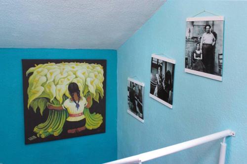 a room with a painting of a woman with bananas on the wall at Colorida Casa Azul en Texcoco Centro WiFi Cocina in Texcoco de Mora