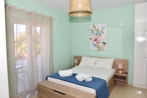En eller flere senge i et værelse på Ammos Luxury Apartments