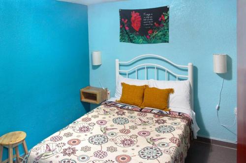 A bed or beds in a room at Colorida Casa Azul en Texcoco Centro WiFi Cocina