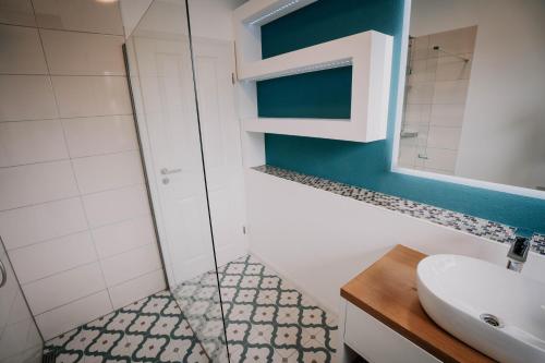 a bathroom with a shower and a sink at SOONWALD Apartment mit Garten & Hot Tube in Stromberg