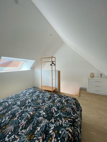 1 dormitorio con 1 cama en una habitación con ventana en gîte avec chambre mezzanine pour 2 pers, en Bréhal