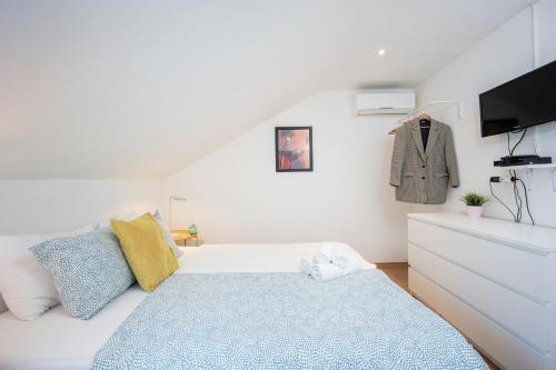 - une chambre avec un lit et une commode avec une télévision dans l'établissement Top-Floor Apartment in Trogir Center, à Trogir