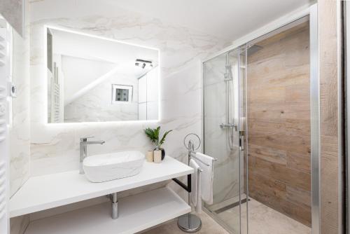 uma casa de banho com um lavatório e um chuveiro em Apartment Ena Arena Pula em Pula