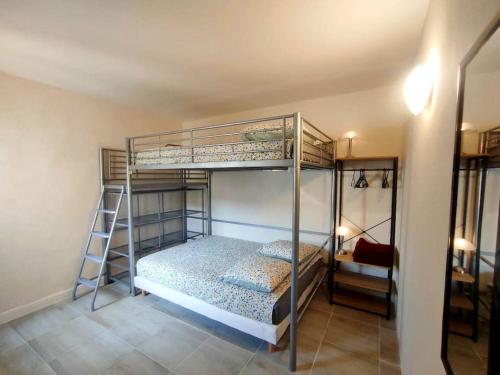Katil dua tingkat atau katil-katil dua tingkat dalam bilik di La Villa Beata