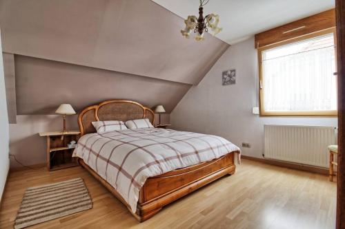 um quarto com uma cama e uma janela em Maison Le Vignoble avec jardin - 6 personnes em Ribeauvillé