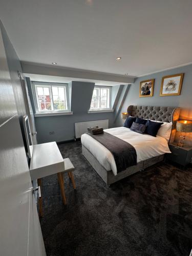 a bedroom with a large bed in a room at One bedroom flat in Chelsea in London