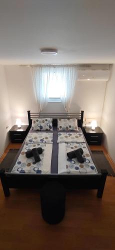 Una cama o camas en una habitación de Paris Night Private Parking