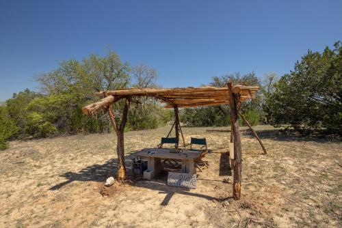 Photo de la galerie de l'établissement "Magical Treehouse" w spiral slide off the deck 350 acres on the Brazos River! Tubing! Petting Zoo!, à Weatherford