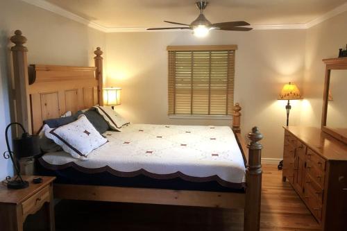1 dormitorio con 1 cama y ventilador de techo en Beautiful Perfectly Located Hot Tub Fire Pit Bikes en Colorado Springs