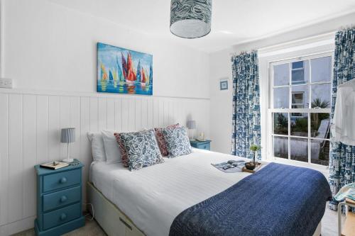um quarto com uma cama e uma janela em Bay Cottage, Brixham em Brixham