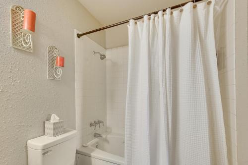Ванна кімната в Yuma Vacation Rental with Community Pool!