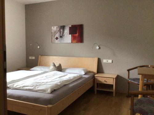 1 dormitorio con 1 cama con 2 lámparas en la pared en Apartment Welscher, en Nova Levante