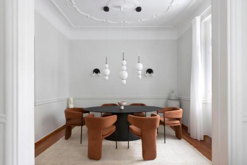 アテネにあるAcropolis Villa 3BR 9ppl 10 minutes Metro&Museumの黒いテーブルと椅子のあるダイニングルーム