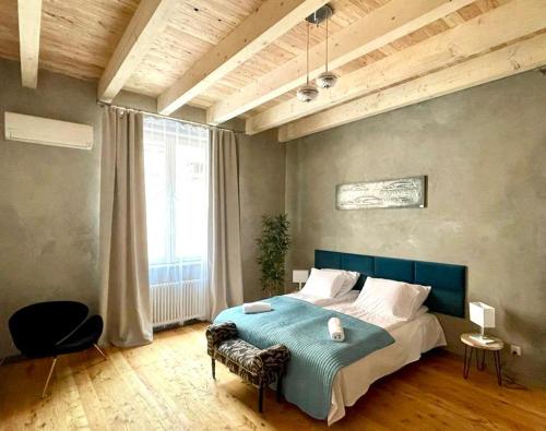 クラクフにあるFlorianska Deluxe Apartments with Air Conditionのベッドルーム(大型ベッド1台、大きな窓付)