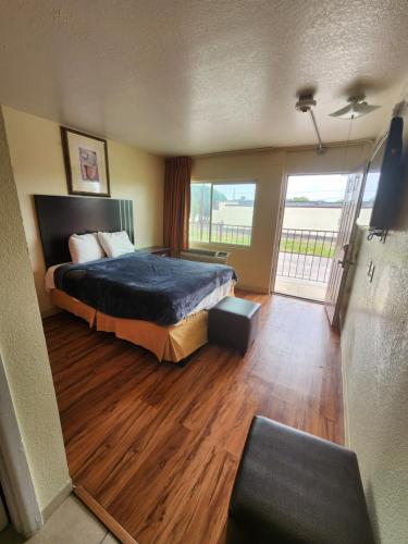 ein Hotelzimmer mit einem Bett und einem großen Fenster in der Unterkunft HomeTown Inn and Suites in Mesquite