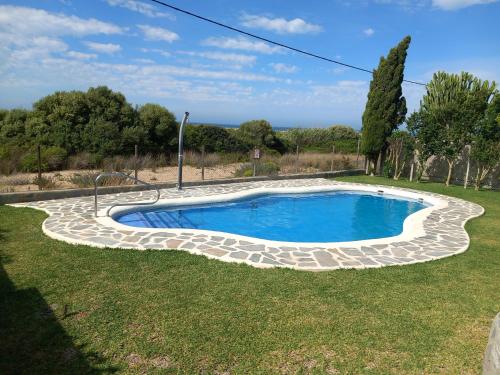 Bazén v ubytovaní Apartamentos Cala Isabel alebo v jeho blízkosti