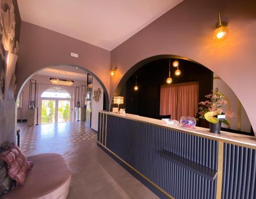 un couloir avec une arche et un bar dans une maison dans l'établissement Park Hotel Bellevue, à Trégastel