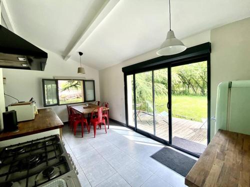 une cuisine et une salle à manger avec une table et des chaises dans l'établissement La Lande - Petite maison avec jardin, à Vendat