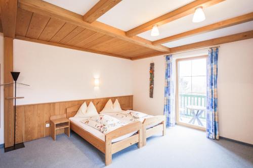 ein Schlafzimmer mit einem Bett und einem großen Fenster in der Unterkunft Landgasthof Sepplwirt in Kindberg