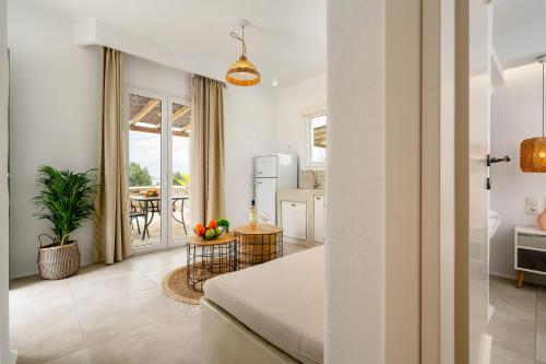 Zimmer mit einem Bett und einer Küche mit einem Tisch in der Unterkunft Santo Concept Luxury Villas in Agia Anna