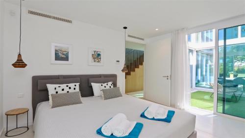 En eller flere senge i et værelse på Villa Miya - Clever Details, walking distance from the Marina, restaurants, bakeries and supermarkets,, free wifi, pool