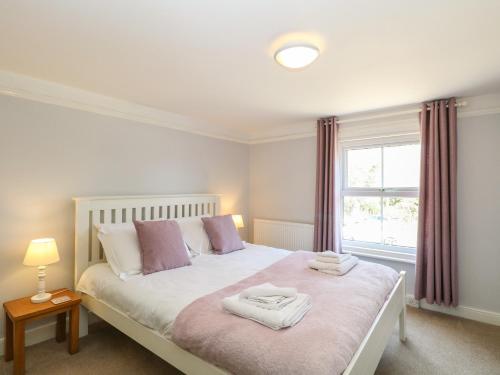 um quarto com uma cama com duas toalhas em Riverside Cottage em Norwich