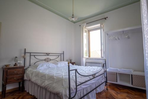 1 dormitorio con cama y ventana en B&B Il Rosmarino, en Cortona