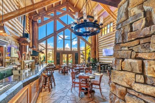 un restaurant avec un bar et un mur en pierre dans l'établissement Mountain Lodge Telluride, à Telluride