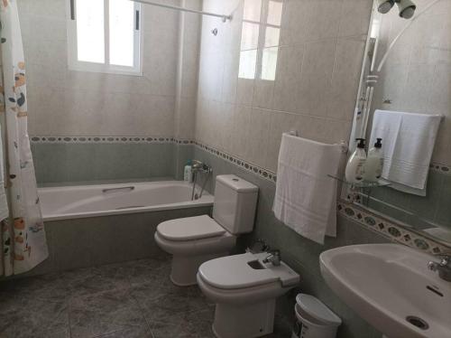 y baño con aseo, bañera y lavamanos. en Villa Bendición - Subbética Cordobesa en Doña Mencía
