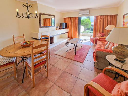 a living room with a table and a couch at Encosta da Praia in Lagoa