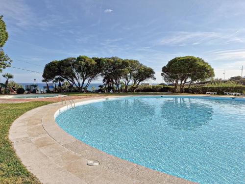 a large swimming pool with trees in the background at Encosta da Praia in Lagoa
