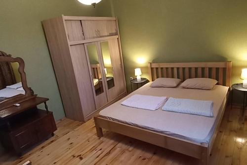 巴統的住宿－Gonio Hills • Batumi，一间卧室配有一张带两个枕头的床
