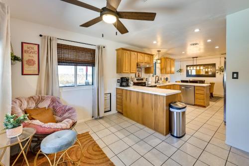 Η κουζίνα ή μικρή κουζίνα στο Yuma Vacation Rental with Private Pool and Patio!