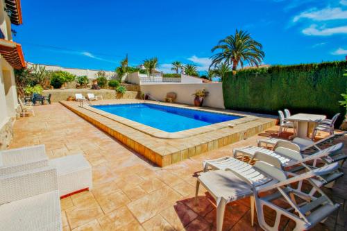 ein Pool im Hinterhof mit Stühlen drum herum in der Unterkunft Alice - holiday home with private swimming pool in Benissa in Benissa